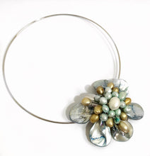 Load image into Gallery viewer, Green Pearl Flower Necklace
